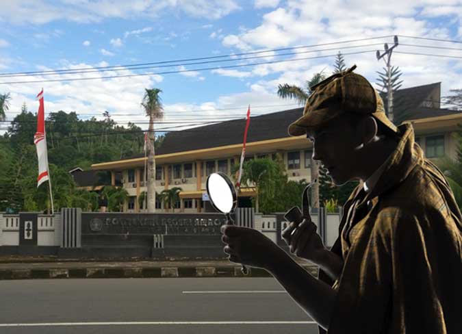 Penyidik Didesak Ungkap Tersangka Pengadaan Lahan Poltek Ambon, Malukupost.com - Penyidik Polda bersama Kejaksaan Tinggi Maluku didesak mengusut tiga pelaku lain yang diduga terlibat dalam kasus dugaan korupsi pengadaan lahan Politeknik (Poltek) Negeri Ambon tahun anggaran 2012 senilai Rp750 juta. "Dalam amar putusan banding majelis hakim tipikor pada Kantor Pengadilan Tinggi Ambon nomor 11/pid.sus/2017, menyatakan ketiga pelaku memiliki peran berbeda dalam perkara ini tetapi anehnya mereka tidak ditetapkan sebagai tersangka oleh penyidik kepolisian," kata penasihat hukum mantan Direktur Poltek Negeri setempat, Wenny Tuapitumain di Ambon, Selasa (1/8).