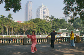 Exercices de tai-chi au parc Zhongshan