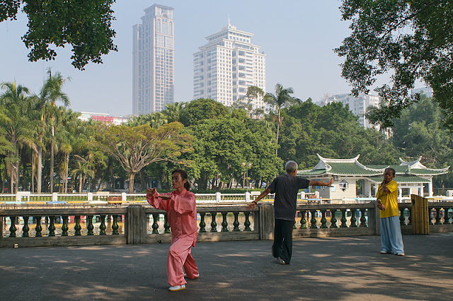 Exercices de tai-chi au parc Zhongshan