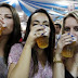 Mulher que bebe cerveja é mais feliz e tem menos chances de infartar, revela estudo