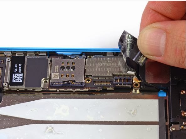 Video Detailed internal components of the iPhone 5c smartphone