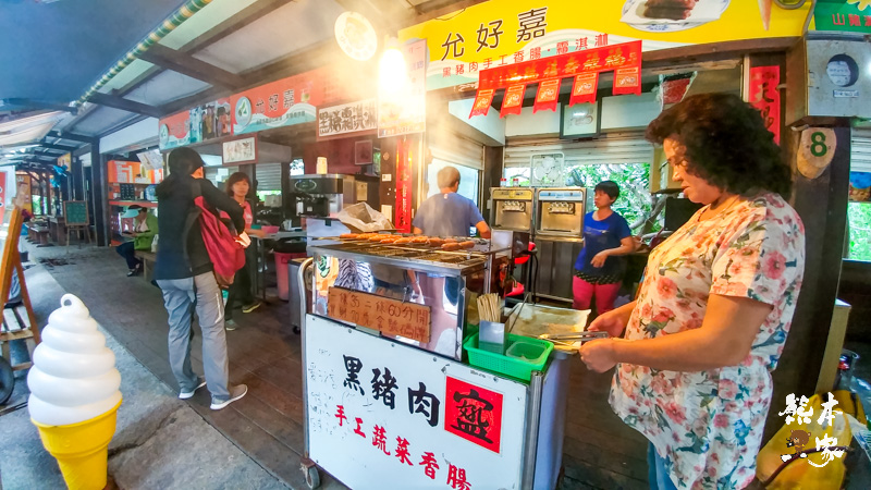 小琉球排隊美食|山豬溝允好嘉黑糖霜淇淋香腸~手工黑豬肉蔬菜香腸