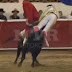Un matador se fait transpercer l'entrejambe par un taureau qui ne le lui laisse aucune chance.