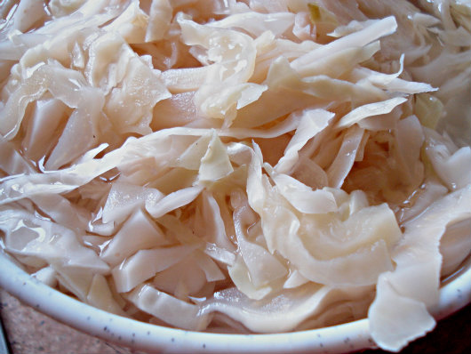 Winter lunch from Podravina by Laka kuharica:  cut the sauerkraut into strips.