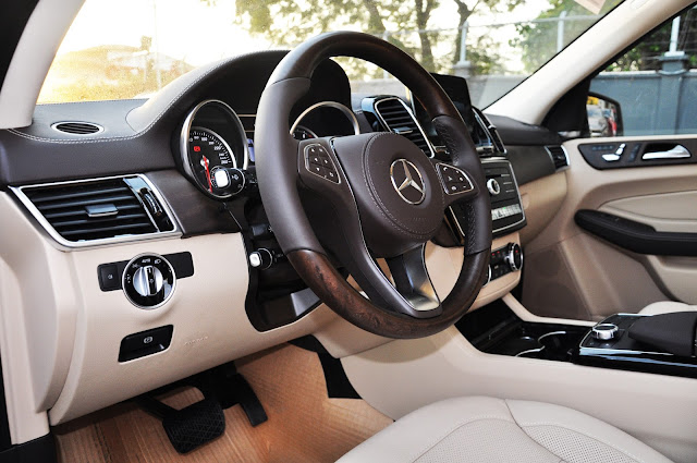 Nội thất Mercedes GLS 400 4MATIC Nội thất Mercedes GLS 400 4MATIC được ốp gỗ quý và bọc da cao cấp