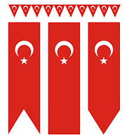 Çeşitli şekillerde dikey Türk Bayrağı flamaları