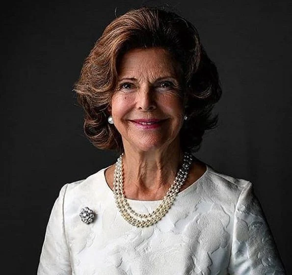 Queen Silvia visited Dalens Hospital which is one of the clinics specialized in dementia in Stockholm. New official portraits of Queen Silvia