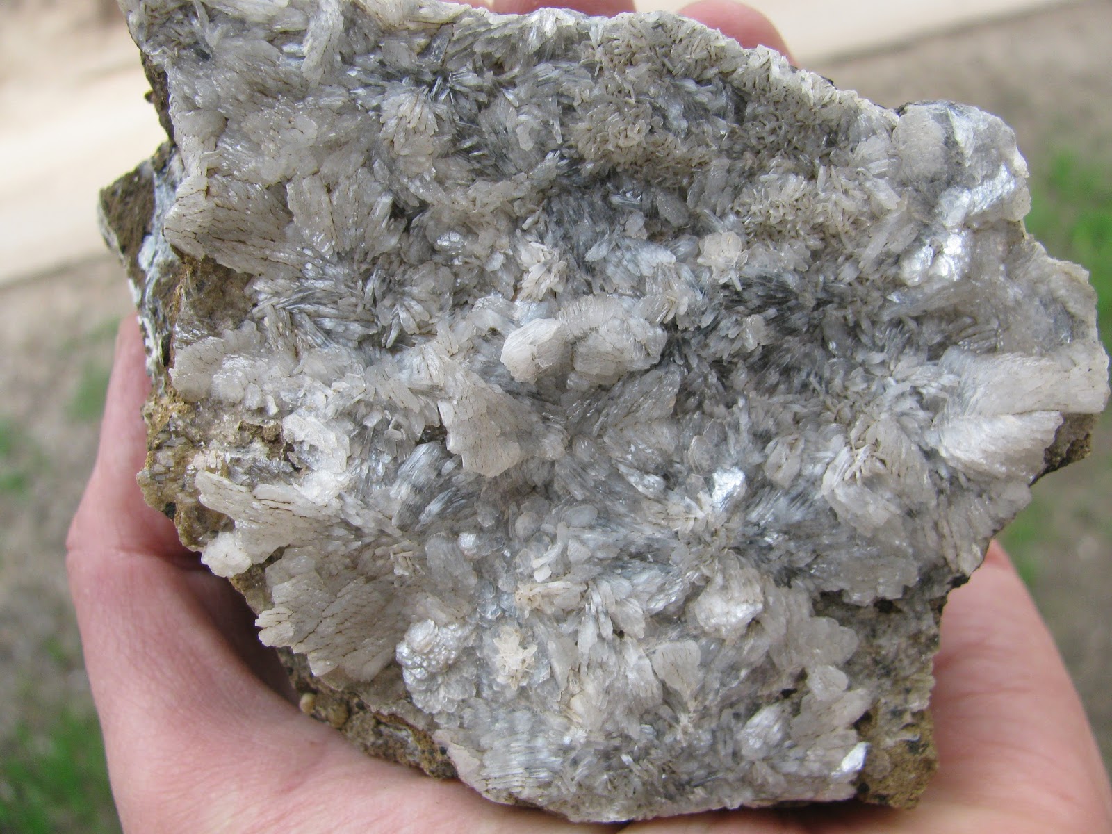 Кипящие камни. Цеолит минерал. Цеолит порода. Цеолит Горная порода. Высококремнеземистые цеолиты.