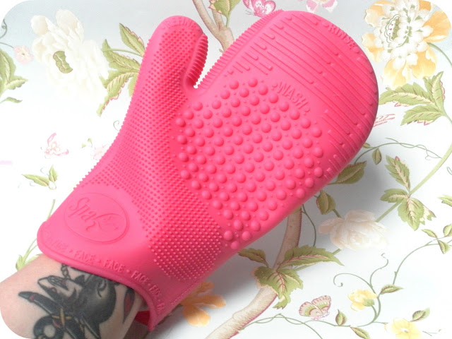 A picture of Sigma Brush Cleaning Glove