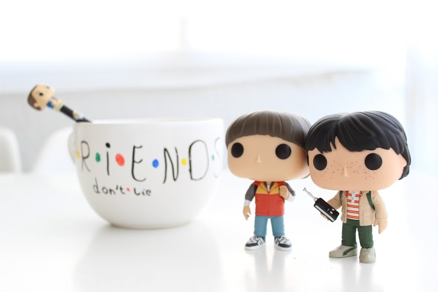 taza personalizada Stranger things Friends don´t lie