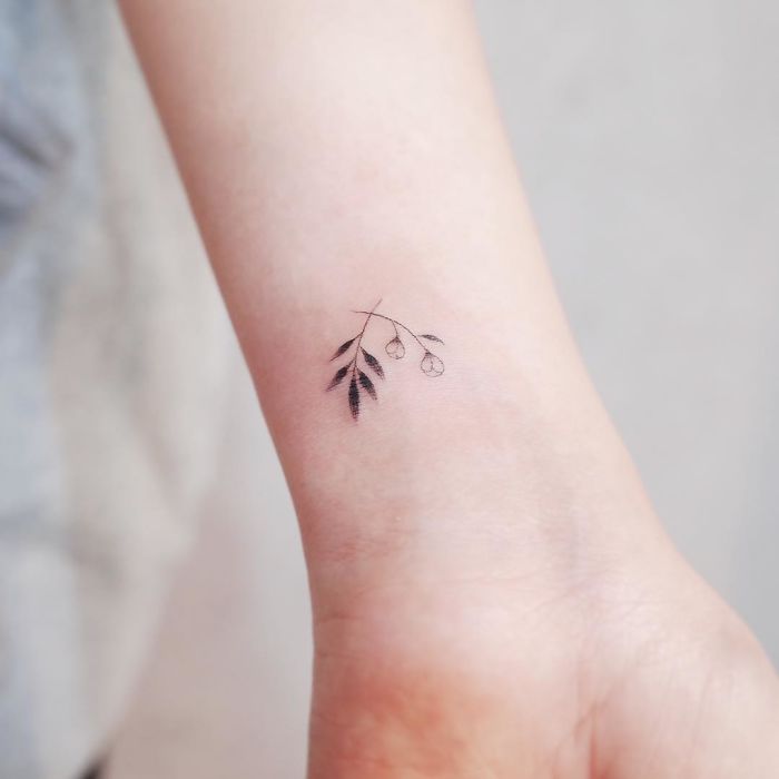 imagen de tatuaje minimalista para chica joven