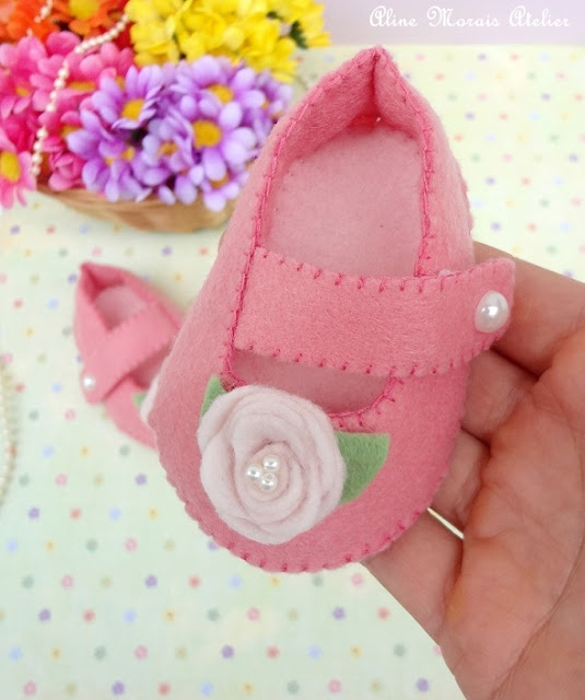 sapato sapatinho de bebe de feltro com rosas