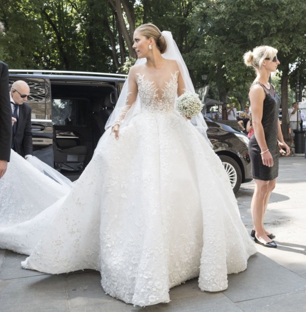 la chanteuse 23 ans s\u0027est mariée avec Werner Mürz, un entrepreneur basé à Munich, à Trieste, en Italie, et les gens vont fou pour sa robe incroyable.