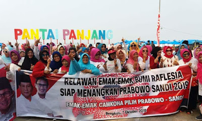 Jalin Silaturahmi, Ratusan Emak-emak Prabowo-Sandi Mengelar Donasi Untuk Korban Gempa Sulteng