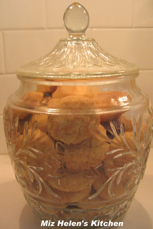 Whats In The Cookie Jar: Nana's Snickerdoodles at Miz Helen's Country Cottage