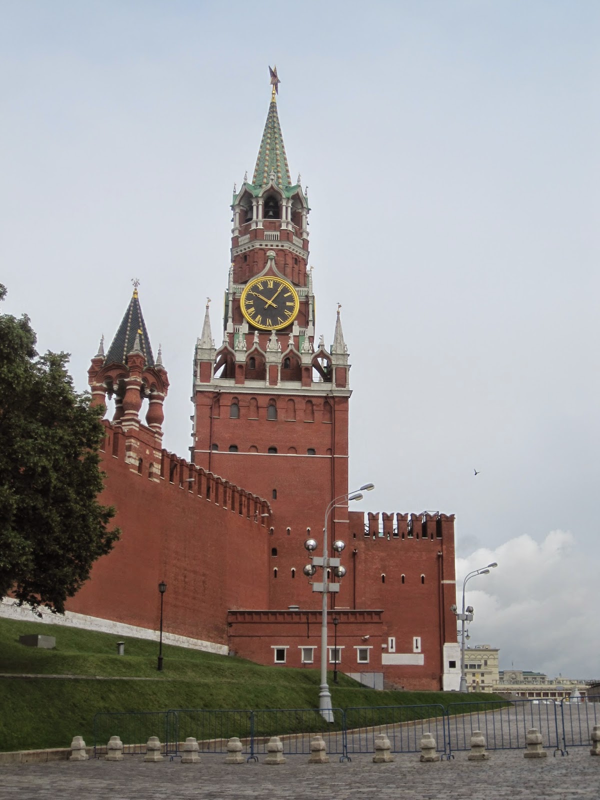 во сколько открывается площадь москва