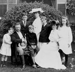 La familia Roosevelt al completo. Gracias por llegar hasta aquí! Felices Fiestas a todos! La familia Roosevelt al completo. Gracias por llegar hasta aquí! Felices Fiestas a todos!