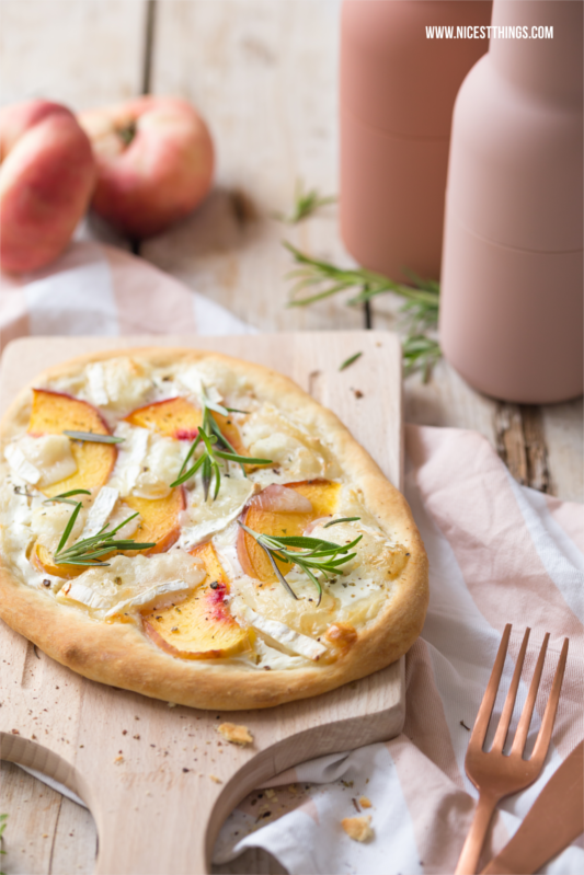 Pfirsich Tarte mit Ziegenkäse und Rosmarin Rezept #pfirsich #pfirsiche #tarte #tarterezept #pfirsichtarte #peaches #peachtart #ziegenkäse 