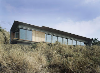 2.  Slash House oleh Apollo Architects and Associates