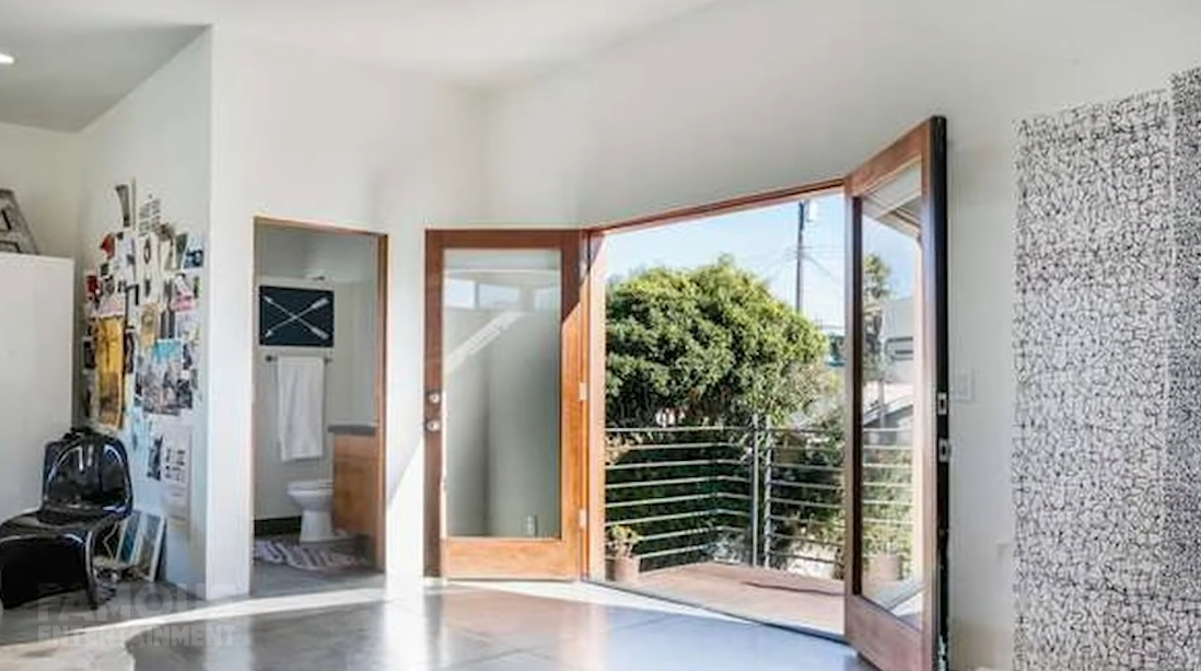 27 Interior Design Photos vs. Margot Robbie's CA Homes In Venice Beach & Hancock Park