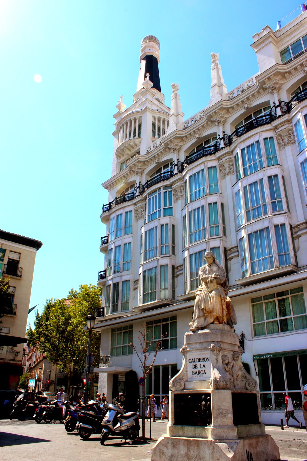 Escultura de Calderón de la Barca. Plaza de Santa Ana-Madrid