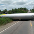 Caminhão-tanque tomba e interdita trecho da BR-101, na Bahia