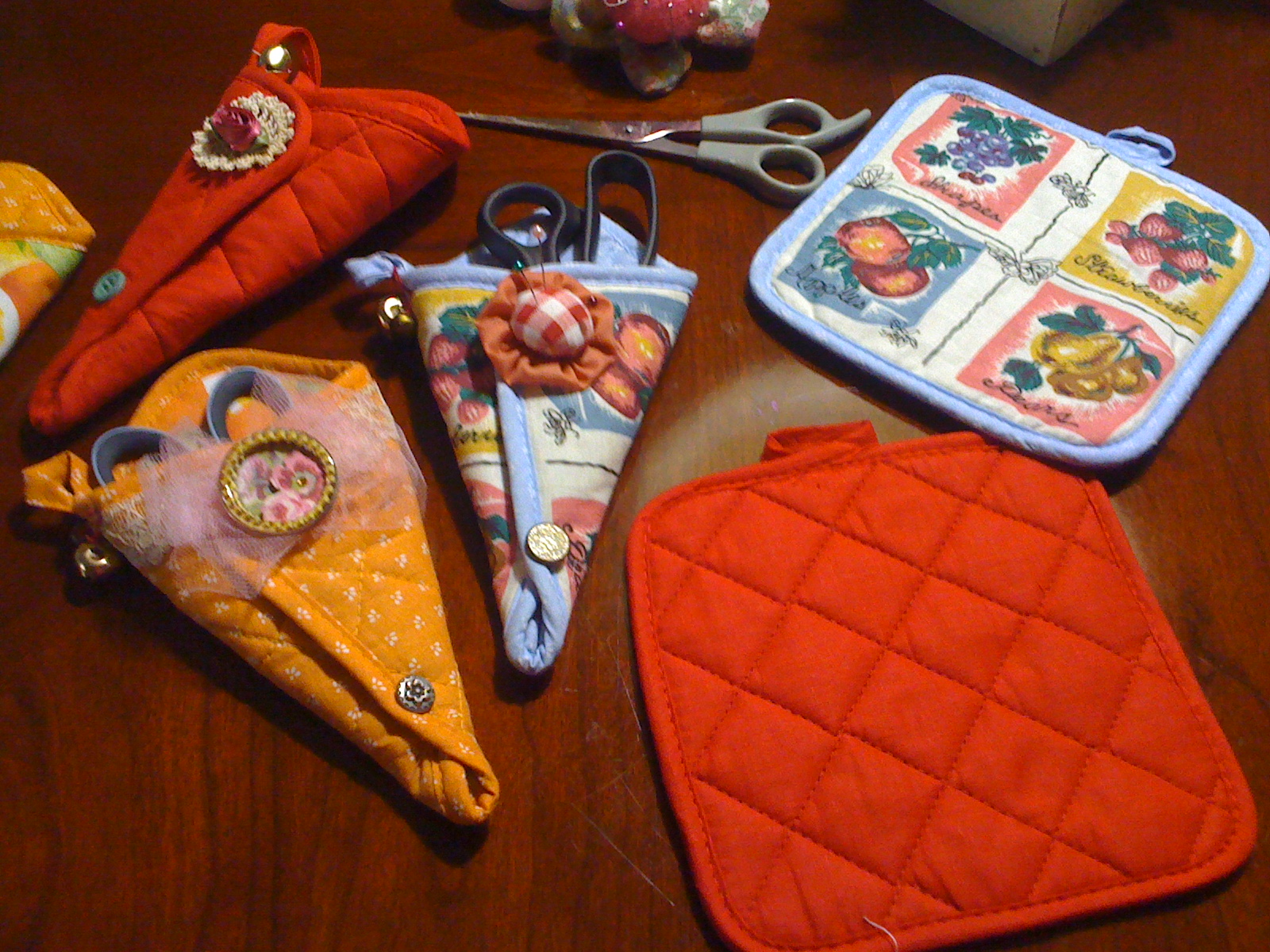 My Country Touch FROM A POT HOLDER TO A SCISSOR HOLDERDE