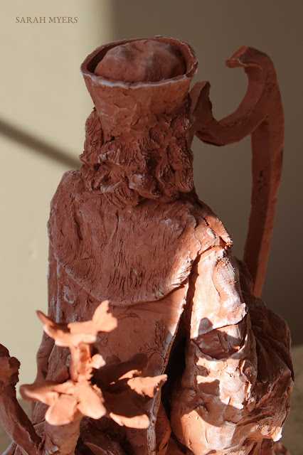 David with his Harp, Sarah Myers. Detail from back. David, king, harp, music, sculpture, escultura, skulptur, scultura, art, arte, kunst, terracotta, clay, red, earthenware, medieval, sixteenth, century, details, Sarah Myers, kunstwerk, sgraffito, biblical, renaissance, classic, figurative, contemporary, ceramic, pensive, boots, tree, jesse, figure, leaves, embroidery, cloak, coat, clothes, sleaves, slashing, hair, hat, up-close