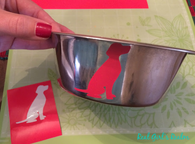 Personalize your pet's bowl, using vinyl and your Cricut!