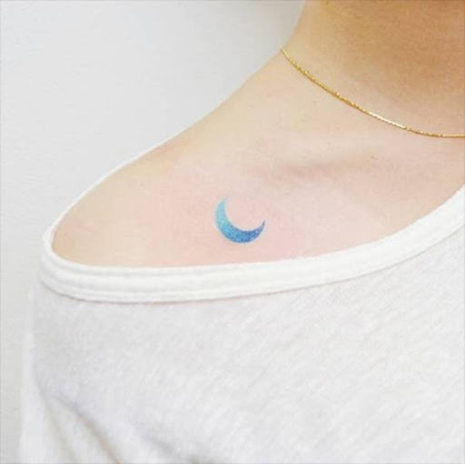 Uma lua azul é a tinta sobre o utente direito a clavícula.