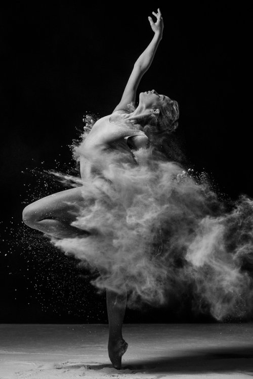 As lindas bailarinas dançando e explodindo na fotografia de Alexander Yakovlev Alexander Yakovlev fotografia mulheres dançarinas bailarinas explodindo mirages beleza arte preto e branco