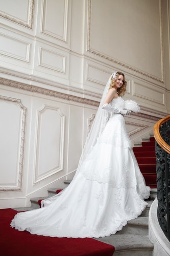 robes de mariage,robes de soir?�e et d?�coration: Robe de mariee avec longue traine