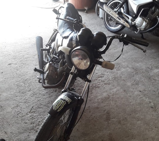 Moto de comerciante é furtada em frente a condomínio em Queimadas Moto de comerciante é furtada em frente a condomínio em Queimadas