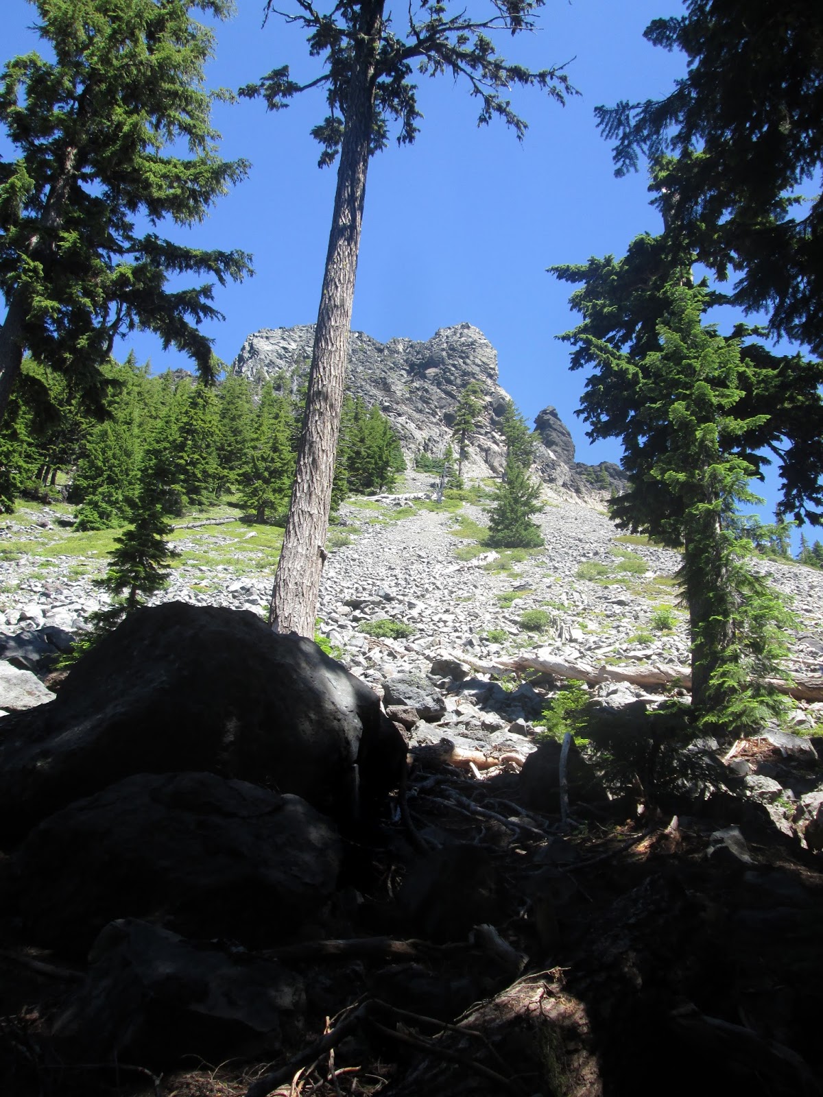 Hiking Oregon Divide Lake and Mount Yoran