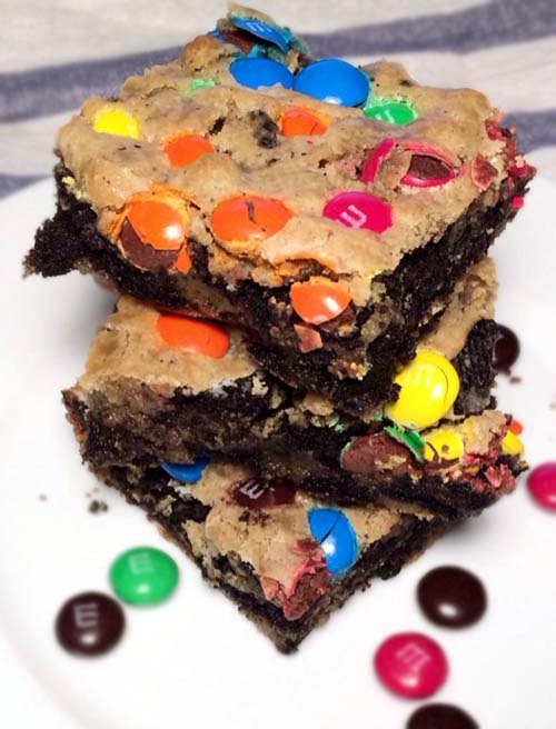 Prepare for a sugar-rush! Easy M&M Oreos Cookie Bars. Recipe is simple and perfect with milk. Kids will love it. Make for potluck or office parties.