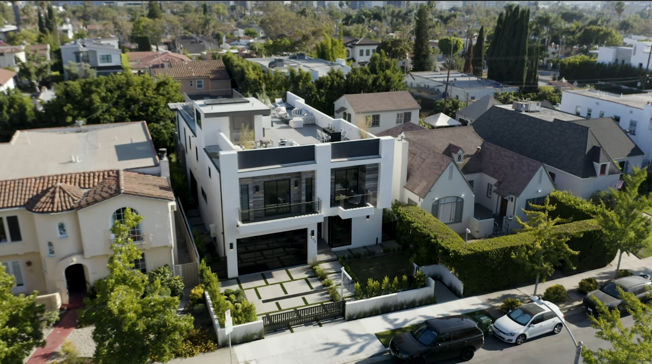 39 Photos vs. Inside a $4,000,000 Modern Mansion in Los Angeles with an INSANE Rooftop Deck! - Luxury Home & Interior Design Video Tour 39 Photos vs. Inside a $4,000,000 Modern Mansion in Los Angeles with an INSANE Rooftop Deck! - Luxury Home & Interior Design Video Tour
