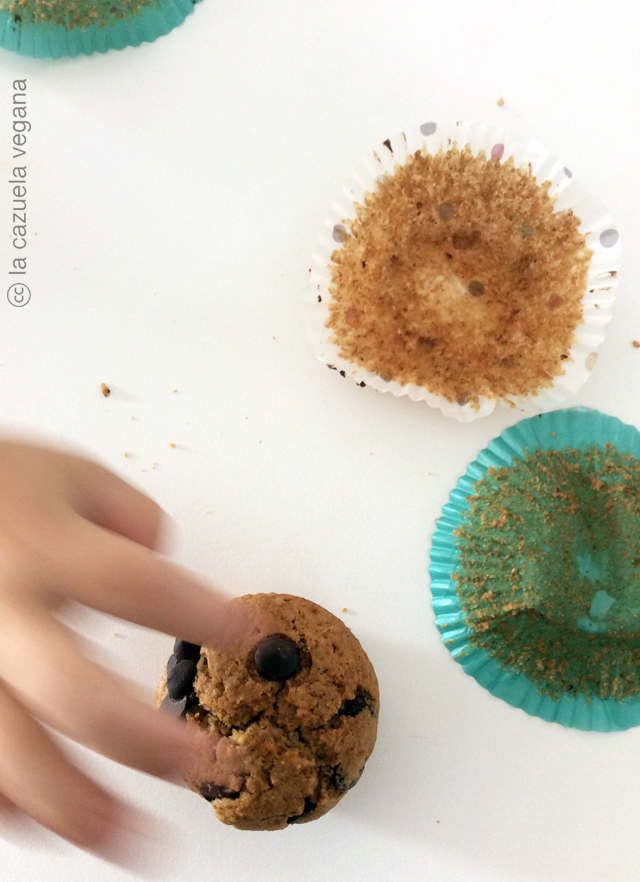 Magdalenas veganas de espeltacon chips de chocolate y avellanas. Muffins veganos espelta.