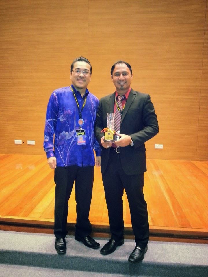 Cikgu Hailmi bersama Penyelaras Seminar PLC Sarawak 2014, Encik Lau Shin Chai