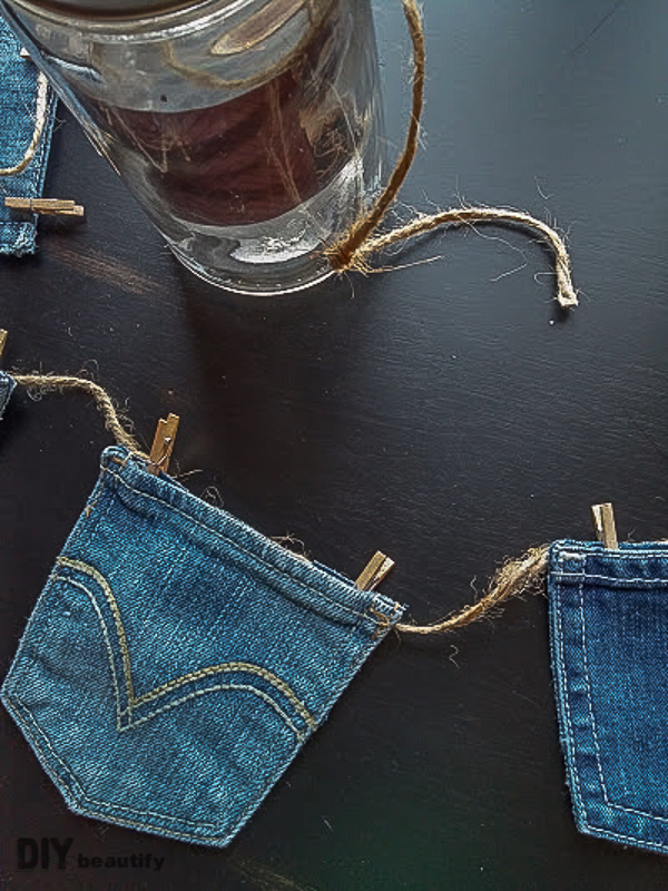 15 minutes and a few pairs of outgrown jeans are all you need to create this adorable Denim Pocket Bunting. Get all the details at DIY beautify!