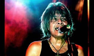 Siapa tak kenal Ian Antono? Sebagai gitaris rock, namanya berkibar sebagai legenda. Boleh dibilang semua gitaris rock tanah air pasti mengidolakannya.  Kiprahnya bersama band rock legendaris God Bless tak bisa diragukan. Begitu juga karirnya yang berhasil sebagai produser musik untuk beberapa artis solo diantaranya Nicky Astria dan Iwan Fals. Diusia yang mendekati 65 tahun maestro gitar ini ternyata tak henti berkarya. Ketika ditemui di rumahnya yang juga menjadi markas Rumah Kita Studio, Ian Antono terlihat selalu sibuk. Disela kesibukannya itu Ian Antono ternyata masih sempat mempersiapkan album solo keduanya. Album baru ini rencananya akan dirilis bulan Oktober bertepatan dengan ulang