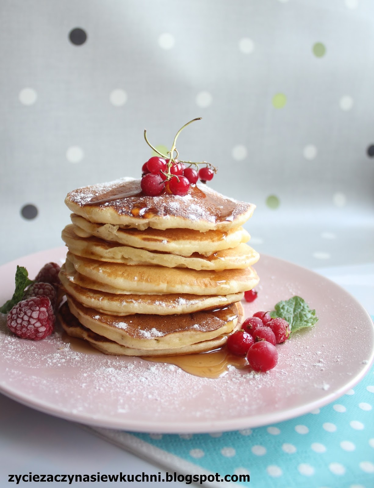 Pancakes z syropem klonowym i owocami Życie zaczyna się w kuchni