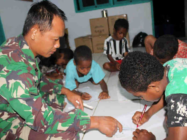 Satgas TMMD ke 104 Beri Semangat Belajar ke Anak di Makmakerbo Satgas TMMD ke 104 Beri Semangat Belajar ke Anak di Makmakerbo