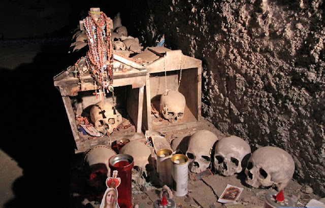 Le cimetière souterrain des Fontanelles à Naples  Fonta12