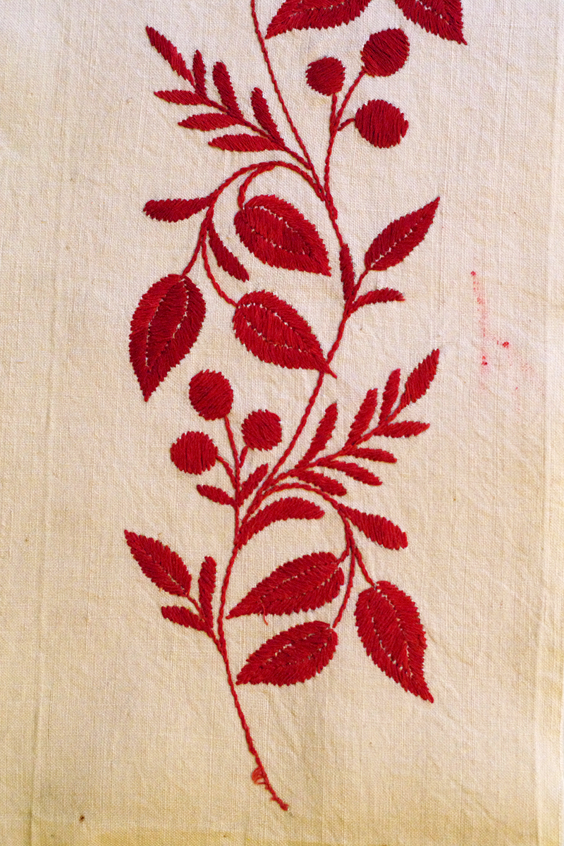 Delsbosöm, broderier ur Handarbetets Vänners samlingar. Foto av Alicia Sivertsson. Traditional Swedish embroidery, photo by Alicia Sivertsson.