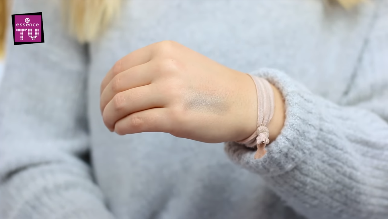 essence-color-up-lipstick-swatch