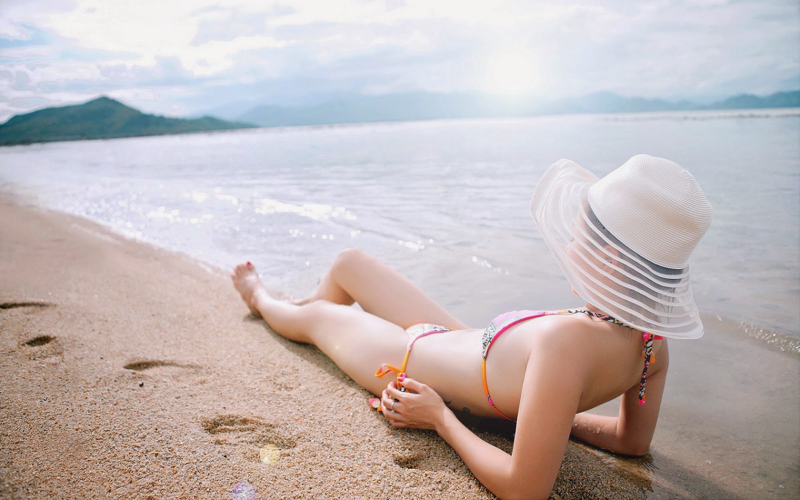 Foto van de zomer met vrouw op strand