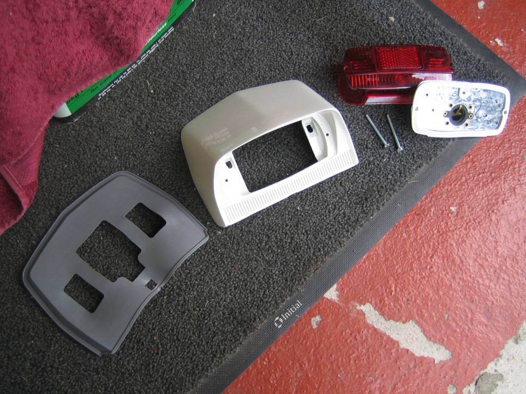 Restoring & Maintaining Lambretta Scooters: Refitting the rear light unit