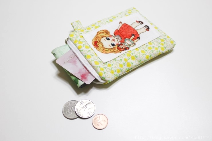 Easy padded coin purse tutorial. How to make a little zip up purse