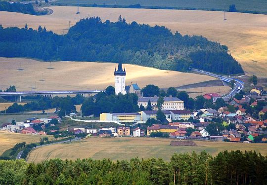 Spiski Czwartek (słow. Spišský Štvrtok, węg. Csütörtökhely, niem. Donnersmark, Donnersmarkt) z kościołem św. Władysława. Spiski Czwartek (słow. Spišský Štvrtok, węg. Csütörtökhely, niem. Donnersmark, Donnersmarkt) z kościołem św. Władysława.