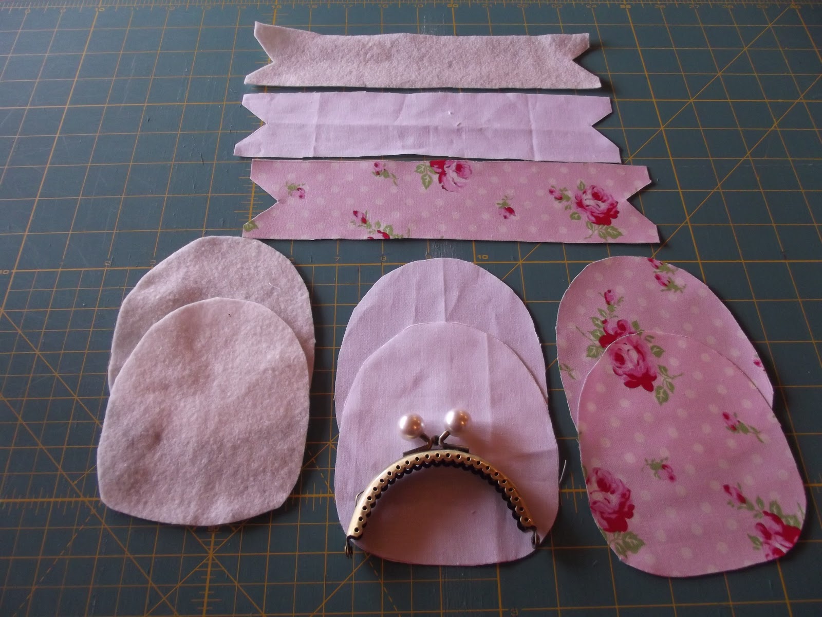 Fee&#39;s Little Craft Studio: Coin Purse Tutorial Using Sew-In Frame